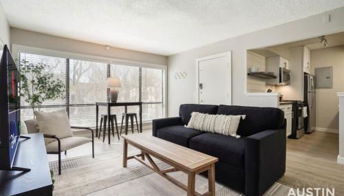 Enjoy Poolside TVs and Private Cabanas off N Lamar - Foto 5