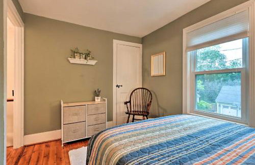 Charming Abode with Patio - Walk to Town and River! - Foto 18