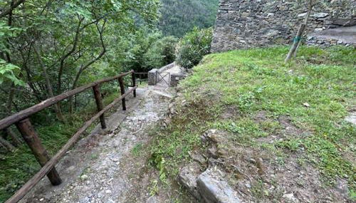 Stunning medieval setting surrounded by mountains - Photo 3