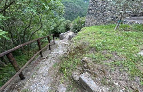 Stunning medieval setting surrounded by mountains - Photo 3