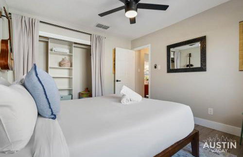 Family 3BR 2BA Home Near Charming Main Street w Cowboy Pool by Austin Vacay - Foto 39