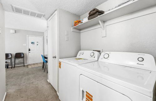 Upscale 1BR with Pool, Gym, and Modern Touches - Foto 15