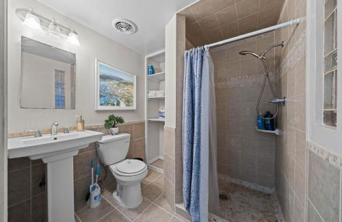 Entire Private Studio with King Bed, Bathroom, 1 Parking, Available Now - Foto 6