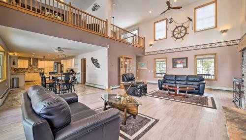 Spacious Lakefront Home with Sunroom and Bar! - Foto 5