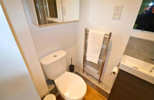 Spacious 5-Bedroom Home with Large Garden in Egham - Foto 12