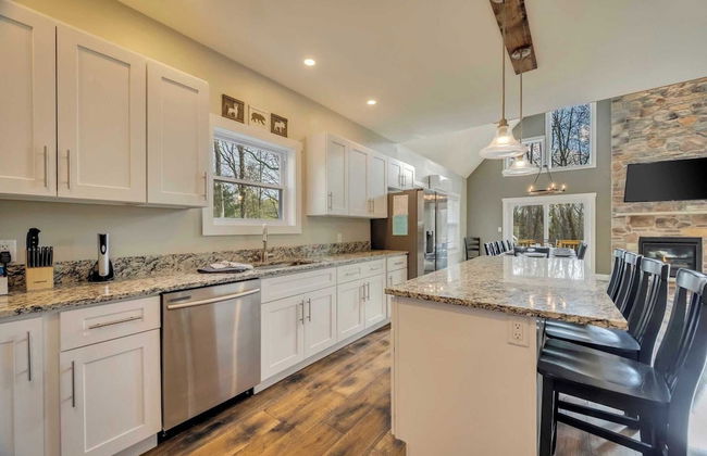 Bear Creek Bliss by Avantstay Sleeps 16 + Game Room, Deck, Fire Pit! - Foto 33