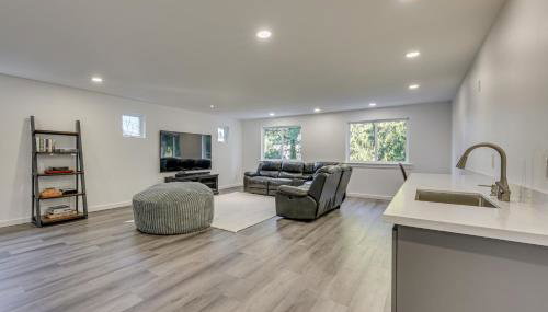 Waterfront Patio! Stylish Family Home in Everett - Foto 5