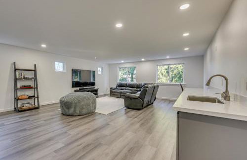 Waterfront Patio! Stylish Family Home in Everett - Photo 5