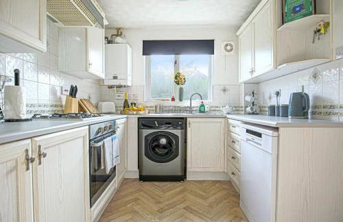 Emerald House - Prime Location - Driveway Parking, Pool Table, Fast Wifi, Self Check-In and Sky TV by Yoko Property - Photo 19