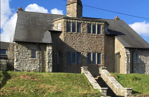 Cosy Arts & Crafts Cottage with stunning views - Photo 1