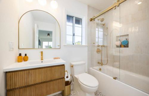 Seaside Home Modern Retreat with Breathtaking Views and Beachside Charm - Foto 28