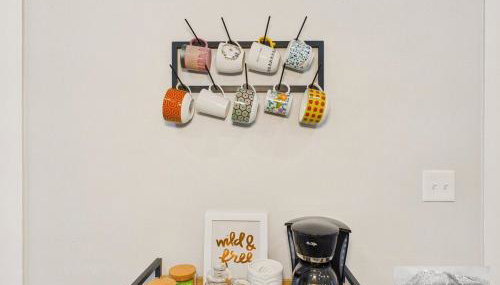 Main St New with AC Monthly stays Charming Cottage KING BED - Foto 4