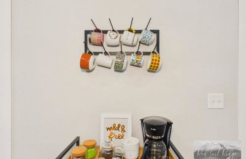 Main St New with AC Monthly stays Charming Cottage KING BED - Foto 4