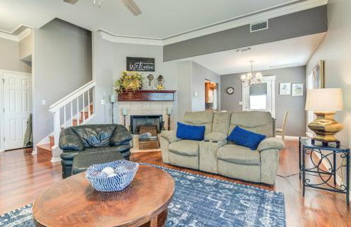 Spacious 3BR Retreat Close to Downtown & Outlets - Foto 3