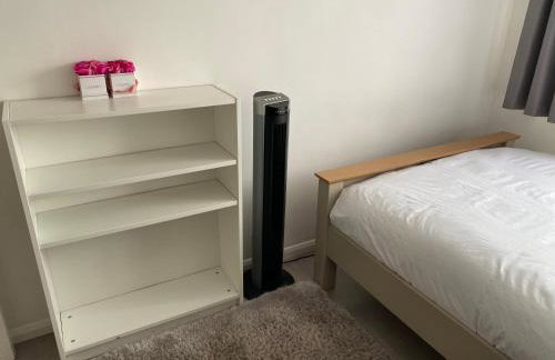 Modern 2 bedroom flat with Sky TV & free parking - Foto 24