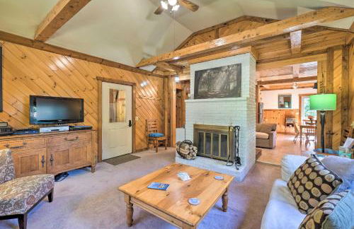 1 Mi to Downtown BBH Coastal Cabin with Deck and Yard - Foto 1