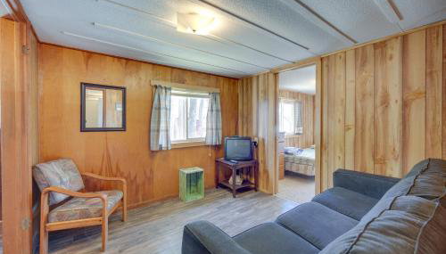 Rustic Cabin with Fire Pit, Steps to Sand Lake! - Foto 3