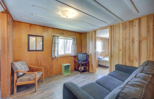 Rustic Cabin with Fire Pit, Steps to Sand Lake! - Foto 3