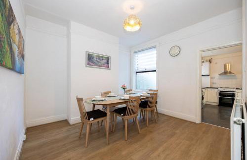 Steps from Old Trafford - Modern Manchester Stay - Foto 5
