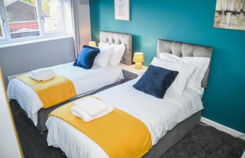 2ndHomeStays- Willenhall-A Serene 3 Bed House with a Garden View-Suitable for Contractors and Families-Sleeps 9 - 7 mins to J10 M6 and 21 mins to Birmingham - Foto 7