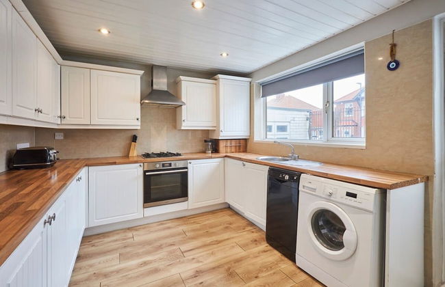 Host Stay Spire View House - Photo 3