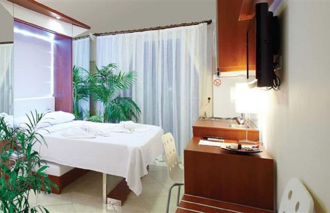 Seahorse Deluxe Hotel - Photo 6