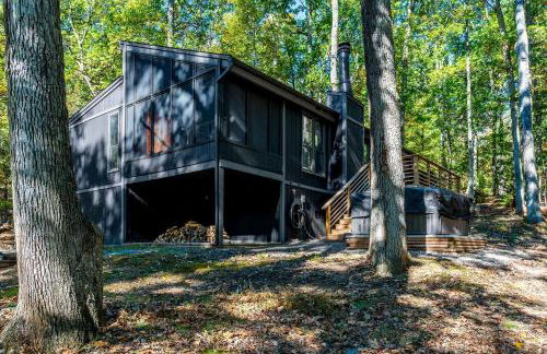 Modern Forest Cabin with Hot Tub, Screened Porch & Resort Access Near Hedgesville, WV - Foto 30