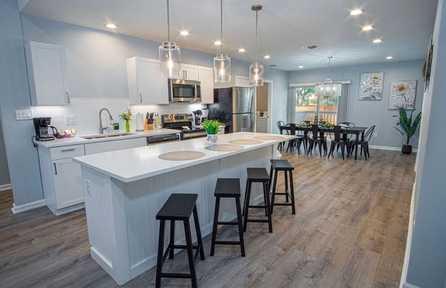 Escape to 4br/3ba Brand New Downtown Home - Foto 22