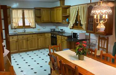 4 Bed Villa - Sleeps 8 - Pool - HotTub - Garden - Foto 7