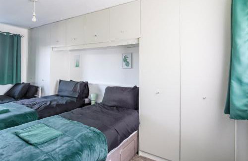 Modern 2BR Home in SK14, WIFI, Parking, Sleeps 5 - Foto 11