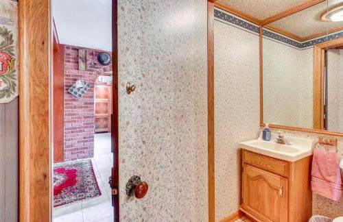 Dalton Retreat w Deck, Fire Pit and 6 Smart TVs - Foto 26