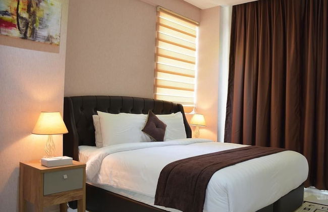 President Waves - Photo 3