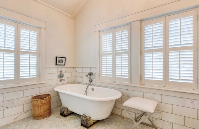 Waterfront 4bdr w/ Deck, Stunning Views, Fire Pit Cedar Street by Avantstay - Foto 18