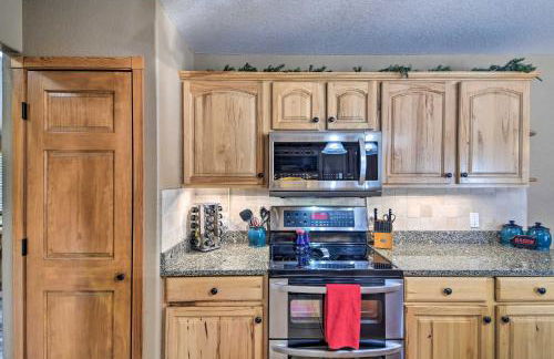 Family-Friendly Home with Hot Tub 1 Mi to Dtwn - Foto 7