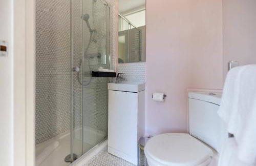 Behind the Blue Wall - Foto 35