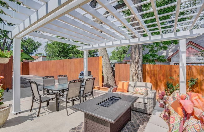 3 Bedroom Downtown with Firepit - Photo 27