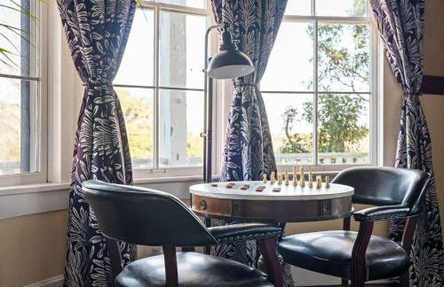 Kingsby Farmhouse - 1BR with 2 Queens & Mountain Views - Photo 18