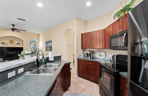 Tranquil & Spacious Family Retreat Swimming Pool - Foto 11