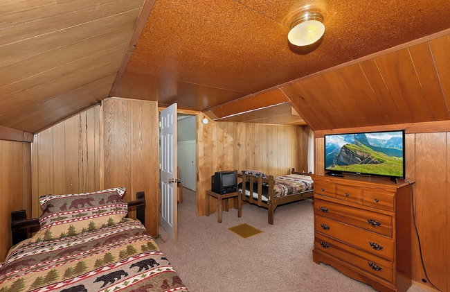 Sunshine Cabin - Cozy 2-Story Getaway - Photo 13