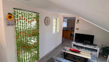 Lovely newly refurbished, 1 bedroom top floor apartment with sea views, fast WI-FI CABLE TV and Netflix - Photo 2