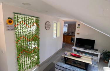 Lovely newly refurbished, 1 bedroom top floor apartment with sea views, fast WI-FI CABLE TV and Netflix - Foto 2