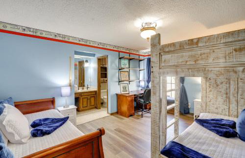 3,000-Sq-Ft Group Getaway with Pool Near Kansas City - Foto 18