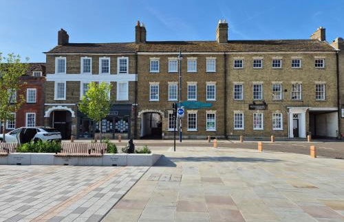 Stunning & spacious Georgian town house in St Neots town centre with parking - Foto 1