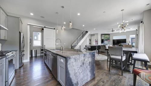 City Views - Walking Distance to Panthers Stadium - Photo 4