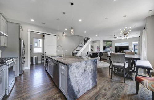 City Views - Walking Distance to Panthers Stadium - Photo 4