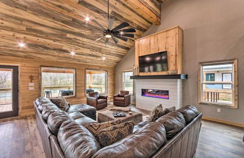 Upscale Riverfront Home with Beach and Fire Pit! - Foto 9