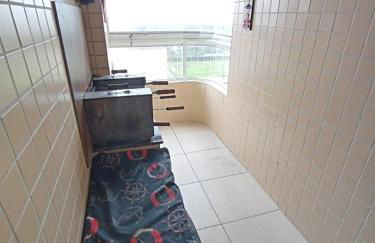 Prédio com piscina na cobertura frente ao mar,apartamento para até 6 pessoas e 3 crianças até 8 anos, churrasqueira na sacada, Wi-Fi grátis, rede de proteção, NÃO oferecemos roupas de cama e banho, 1 vaga de garagem, na Praia Grande-Vila Mirim - Foto 8