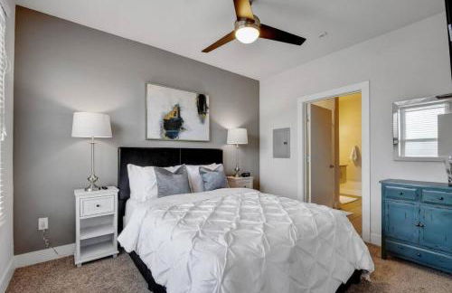 Charming Apartment in Southtown Wifi Pool Gym - Photo 18