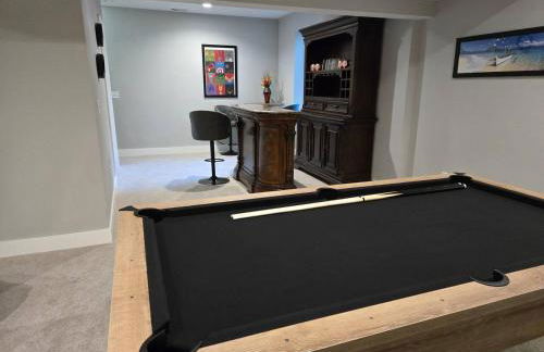 Luxury Downtown Cedar Falls Retreat - Pool Table - Outdoor Dining - Sleeps 12 - Foto 16