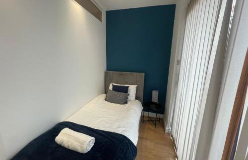 5 Bed Haven - Off Street Parking - Pool Table - Photo 13